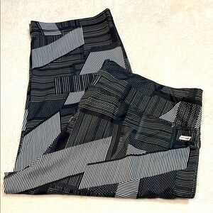 Danskin Now Fitted Dri-More Geometric Black and Gray Leggings